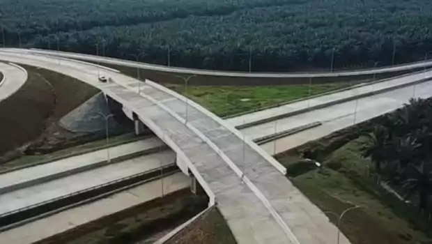 Jalan Tol Kuala Tanjung -Tebing Tinggi - Parapat sepanjang
143,25 km akan meningkatkan konektivitas di Provinsi Sumatera Utara.