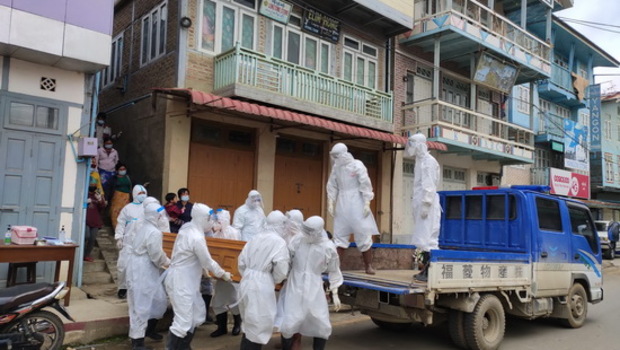 Para petugas kesehatan membawa peti mati yang berisi jenazah korban virus corona Covid-19 yang meninggal di rumahnya di Tedim, negara bagian Chin barat,Selasa 29 Juni 2021.