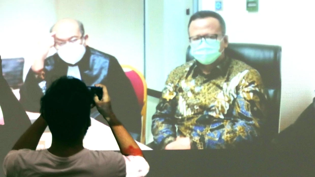 Mantan Menteri Kelautan dan Perikanan (KKP) Edhy Prabowo saat menjalani sidang pembacaan putusan secara virtual terkait kasus suap ekspor benur di Gedung KPK, Jakarta, Kamis, 15 Juli 2021. 