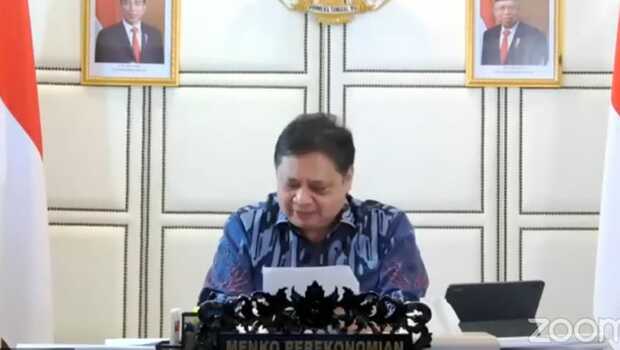 Menteri Koordinator bidang Perekonomian, Airlangga Hartarto memberikan keterangan terkait perpanjangan Pemberlakuan Pembatasan Kegiatan Masyarakat (PPKM) Level 4, Senin, 2 Agustus 2021.