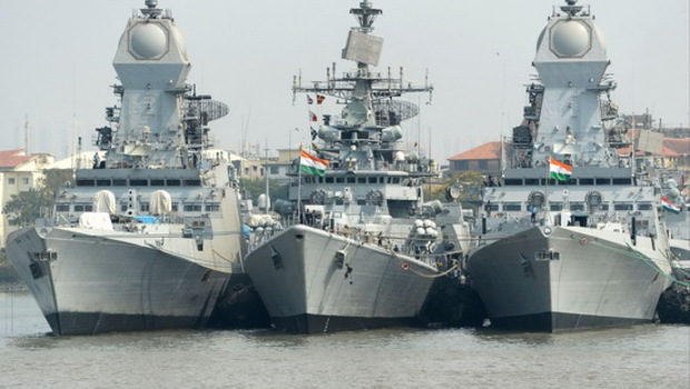 Pelaut angkatan laut India dengan perahu karet melewati kapal perang angkatan laut di Naval Dockyard di Mumbai, India pada 20 April 2015. 