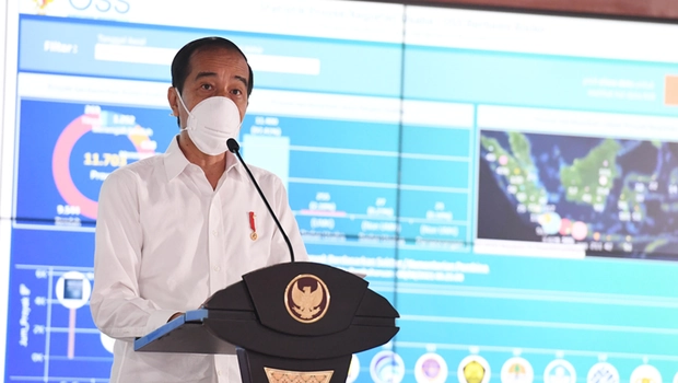 Presiden Joko Widodo meresmikan peluncuran Online Single Submission (OSS) berbasis risiko dalam perizinan berusaha, di Pusat Komando Operasi dan Pengawalan Investasi, Kementerian Investasi/Badan Koordinasi Penanaman Modal (BKPM), Jakarta, Senin, 9 Agustus 2021.