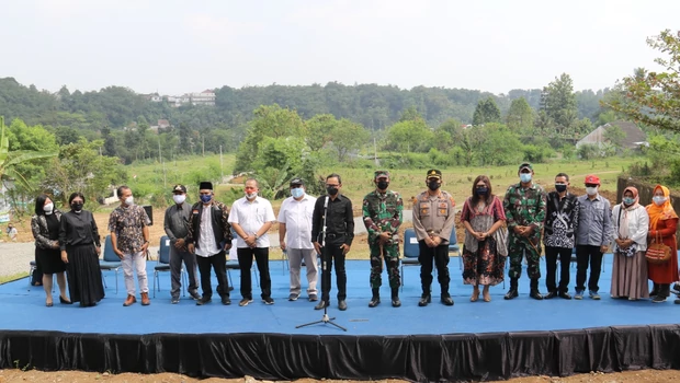 Wali Kota Bogor Bima Arya didampingi Forkopimda dan perwakilan GKI Pengadilan Bogor di lokasi pembangunan GKI Bogor Barat di Jalan Abdullah bin Nuh, Bogor Barat, Kota Bogor, Minggu, 8 Agustus 2021.