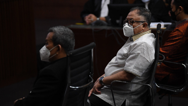 Terdakwa kasus dugaan korupsi Asabri, mantan Dirut Asabri periode 2016-2020 Sonny Widjaja (kiri) dan mantan Dirut Asabri periode 2011-2016 Adam Damiri (kanan) mengikuti sidang perdana di Pengadilan Tipikor, Jakarta, Senin, 16 Agustus 2021.