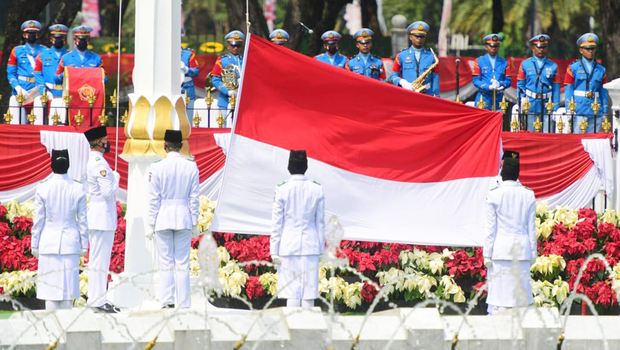 Anggota Paskibraka mengibarkan bendera merah putih saat Upacara Peringatan Detik-Detik Proklamasi 1945 yang dipimpin oleh Presiden Joko Widodo di Istana Merdeka, Jakarta, Selasa (17/8/2021). 