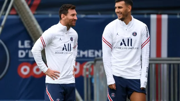 Pemain Paris Saint-Germain (PSG) Lionel Messi (kiri) dan rekannya Leandro Paredes.