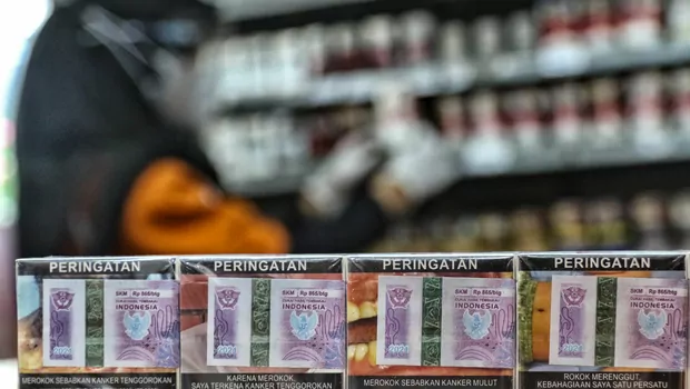 Pramuniaga merapikan rak rokok di salah satu gerai mini market di Jakarta, Jumat, 27 Agustus 2021. 