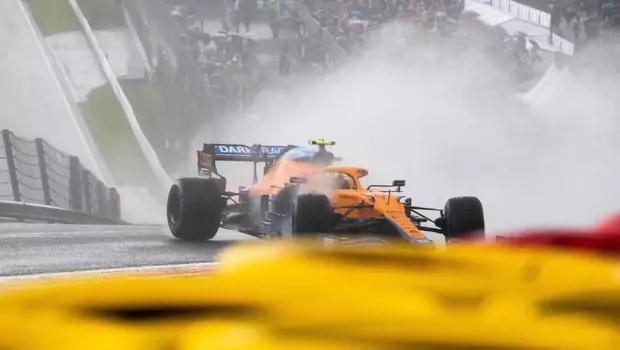 Pembalap McLaren Lando Norris saat kecelakaan di sesi kualifikasi GP Belgia, Sabtu, 28 Agustus 2021.
