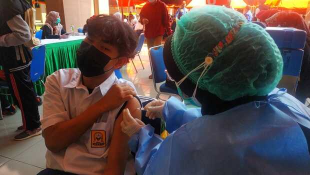 Vaksinasi massal kepada anak usia 12 sampai 17 tahun jelang pelaksanaan PTM di Kota Tangerang, Rabu, 1 September 2021