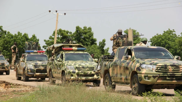 Tentara Nigeria berpatroli untuk menjaga keamanan.