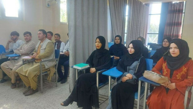 Mahasiswa belajar di kelas yang dipasangi partisi di Universitas Avicenna di Kabul, Afghanistan, Senin 6 September 2021. 