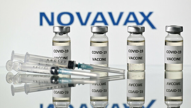 Botol-botol dengan stiker vaksin Covid-19 terpasang dan jarum suntik dengan logo perusahaan biotek AS Novavax, 17 November 2020.