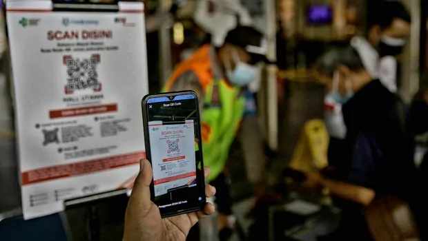 Petugas mengarahkan calon penumpang kereta commuterline menunjukan telepon genggam dengan aplikasi pedulilindungi di pintu masuk stasiun Manggarai, Jakarta Selatan, Selasa 7 September 2021. 