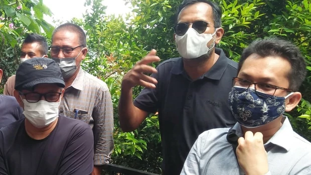 Rocky Gerung (kiri) dan pengacara Haris Azhar ketika memberikan keterangan terkait kepemilikan tanah di Bojong Koneng, Kabupaten Bogor, Senin 13 September 2021.