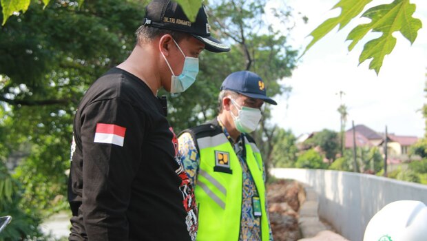 Wakil Wali Kota Bekasi Tri Adhianto meninjau pembangunan tanggul atau dinding penahan tanah di Kali Bekasi, belum lama ini.