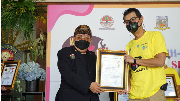 CEO Plasticpay, Suhendra Setiadi, menerima penghargaan dari Original Rekor Indonesia (ORI) sebagai pemecah rekor gerakan pilah sampah dari rumah dalam rangka World Cleanup Day Indonesia 2021.


