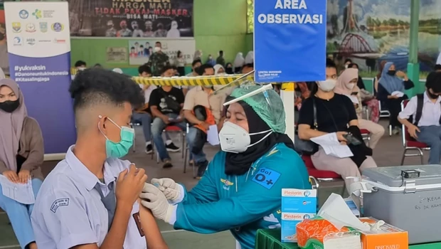 Seorang pelajar menerima suntikan vaksin Covid-19 dalam Sentra Vaksin Generasi Maju yang diadakan di Balai Prajurit Korem 042 Garuda Putih, Kota Jambi, Selasa 21 September 2021.