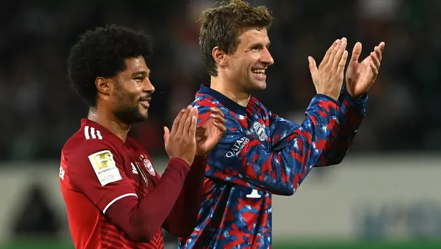 Gelandang Bayern Muenchen Serge Gnabry dan striker Thomas Mueller memberikan aplaus usai laga melawan SpVgg Greuther.