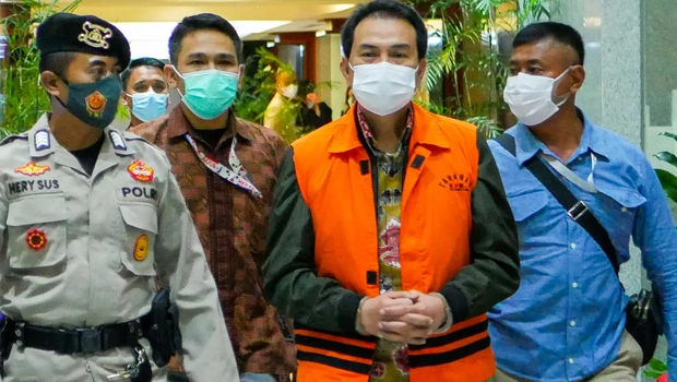 Wakil Ketua DPR, Azis Syamsuddin mengenakan rompi oranye dan diborgol dalam kawalan petugas di Gedung KPK, Jakarta, Sabtu 25 September 2021 dini hari.