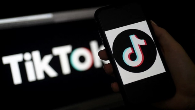 Logo aplikasi media sosial, TikTok ditampilkan di layar iPhone pada 13 April 2020, di Arlington, Virginia, AS. TikTok menyatakan pada 27 September 2021 kini memiliki lebih dari satu miliar pengguna aktif.