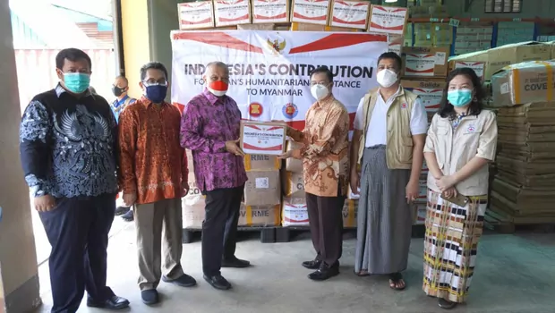 KBRI Yangon menyerahkan bantuan kemanusiaan Indonesia untuk Myanmar di warehouse Myanmar Red Cross Society (MRCS) pada Kamis 30 September 2021. 