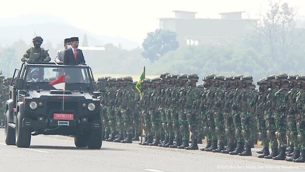 Presiden Joko Widodo didampingi Menteri Pertahanan Prabowo Subianto memeriksa pasukan dalam acara Upacara Penetapan Komponen Cadangan di Pusdiklatpassus, Bandung Barat, Jawa Barat, Kamis, 7 Oktober 2021 