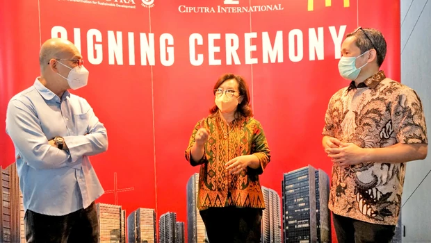 Signing Ceremony Ciputra International dan McDonald's Indonesia, yang dihadiri oleh Director Ciputra Group Agustono Effendy dan Director of Store Development Group PT Rekso Nasional Food Ratna Wirahadikusumah, di Marketing Gallery Ciputra International, Selasa, 5 Oktober 2021.
