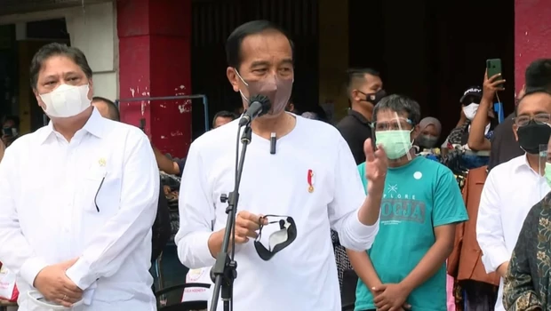 Presiden Joko Widodo (Jokowi) meluncurkan program Penyaluran Bantuan Tunai untuk pedagang kaki lima (PKL) dan warung kecil di kawasan Malioboro, Daerah Istimewa Yogyakarta (DIY), Sabtu 9 Oktober 2021.