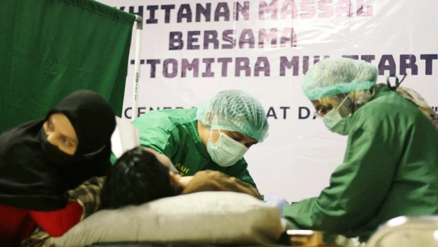 PT Wahana Ottomitra Multiartha Tbk (WOM Finance) bersama Badan Amil Zakat Nasional (Baznas) melaksanakan program khitanan massal di wilayah Kota Tangerang, Minggu, 10 Oktober 2021.