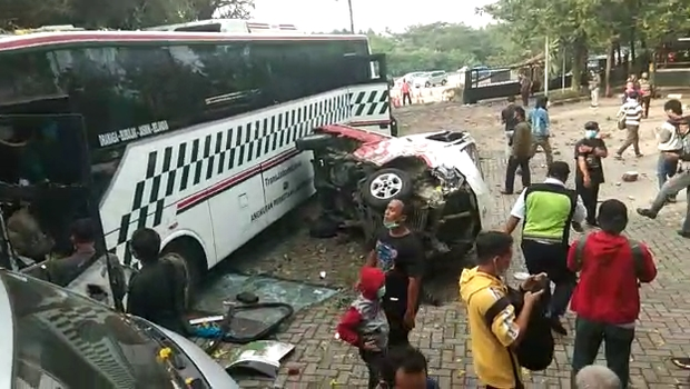 Bus yang terlibat kecelakaan di KM 0, Pintu Tol Selatan, Sukaraja, Kabupaten Bogor, Senin 11 Oktober 2021.
