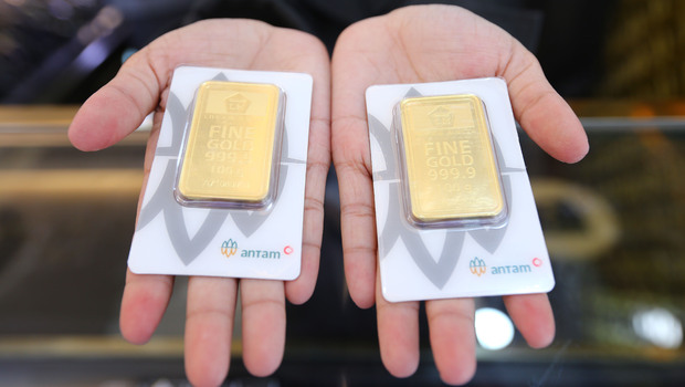 
Petugas memperlihatkan logam mulia di Galeri 24 Kantor Pegadaian di Jakarta, Senin, 11 Oktober 2021. Harga emas 24 karat yang dijual di Pegadaian pada hari ini stagnan, baik untuk cetakan UBS maupun Antam. 
