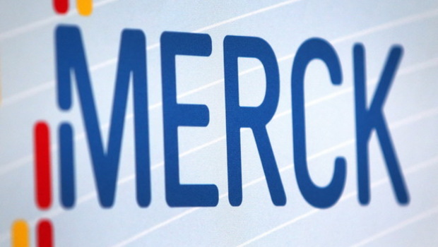 Logo perusahaan farmasi Jerman Merck di kantor pusat perusahaan di Darmstadt.