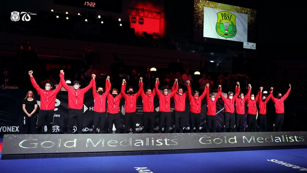 Acara penyeranhan medali dan trofi Piala Thomas ke tim Indonesia dengan latar belakang bendera PBSI di Ceres Arena, Aarhus, Denmark, Minggu, 17 Oktober 2021.