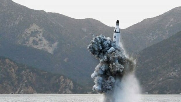 Percobaan penembakan rudal balistik kapal selam dari bawah air Korut dalam foto tidak bertanggal yang dirilis oleh Pusat Agensi Berita Korea Utara (KCNA) di Pyongyang.