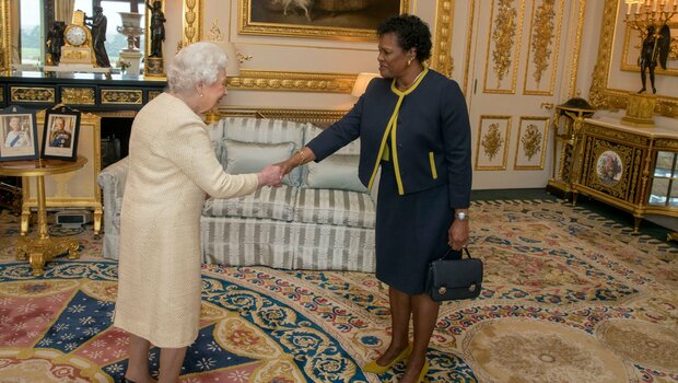 Ratu Inggris Elizabeth II bersama Sanra Mason yang baru terpilih sebagai Presiden Barbados
