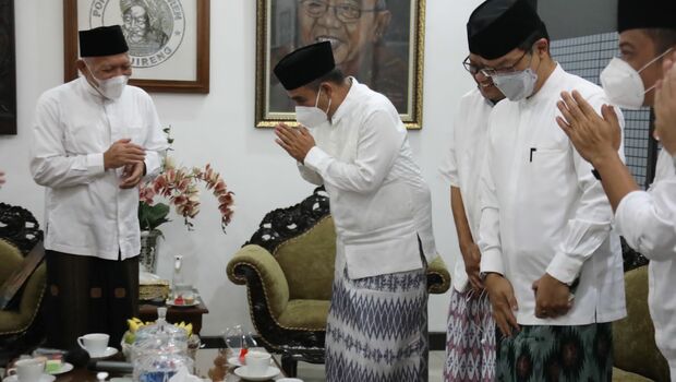 Sekjen Partai Gerindra Ahmad Muzani (tengah) memperingati Hari Santri Nasional, Jumat (22/10/2021) dengan bersilaturahmi ke Ponpes Tebuireng, Jombang pimpinan KH Abdul Hakim Mahfudz.