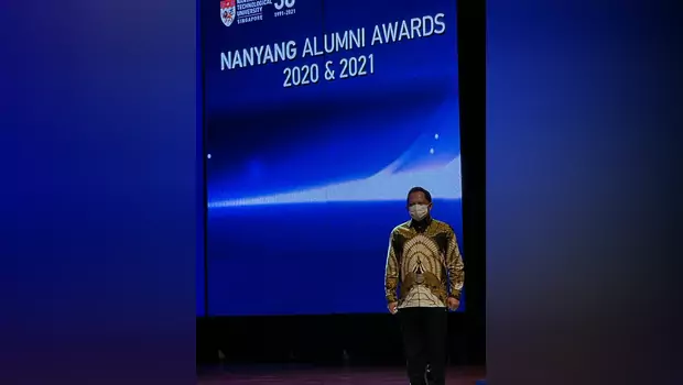 Mendagri, Tito Karnavian menerima penghargaan alumni terhormat dari Nanyang Technological University (NTU), Singapura, Sabtu, 23 Oktober 2021. 