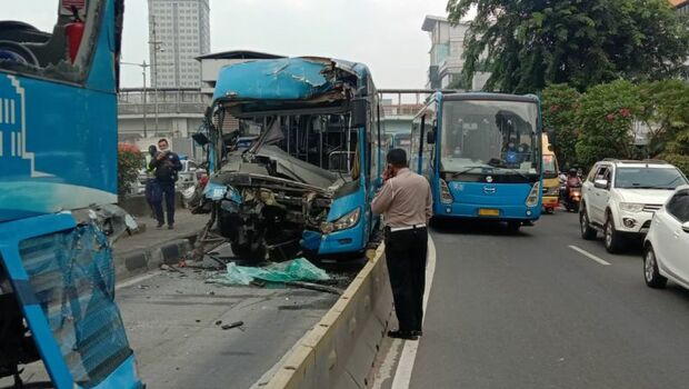 Kondisi bus TransJakarta yang mengalami kecelakaan di Cawang, Jakarta, Senin, 25 Oktober 2021.