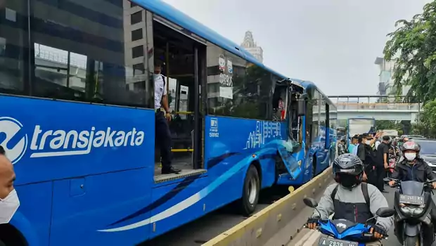Peristiwa tabrakan menimpa dua bus TransJakarta di Jalan MT Haryono, Cawang, Jakarta Timur, menyebabkan seorang penumpang tewas di lokasi kejadian, Senin, 25 Oktober 2021.
