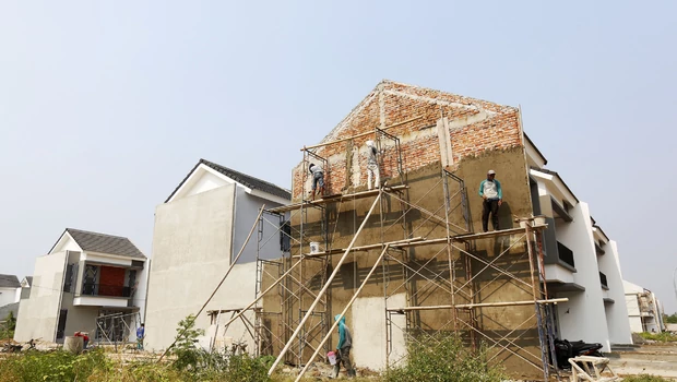 Pekerja menyelesaikan penbuatan rumah di Tangerang, Banten, Senin, 25 Oktober 2021.
