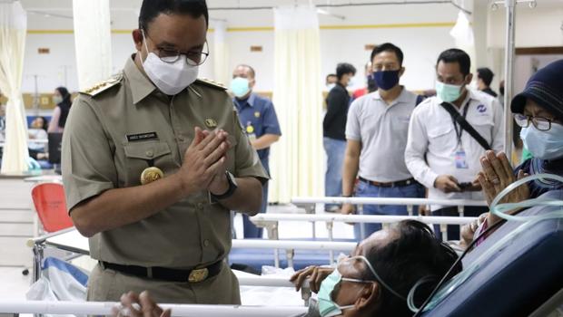 Gubernur DKI Jakarta Anies Baswedan saat menjenguk para korban tabrakan antarbus Transjakarta di RSUD Budhi Asih, Jakarta Timur, Senin, 25 Oktober 2021.