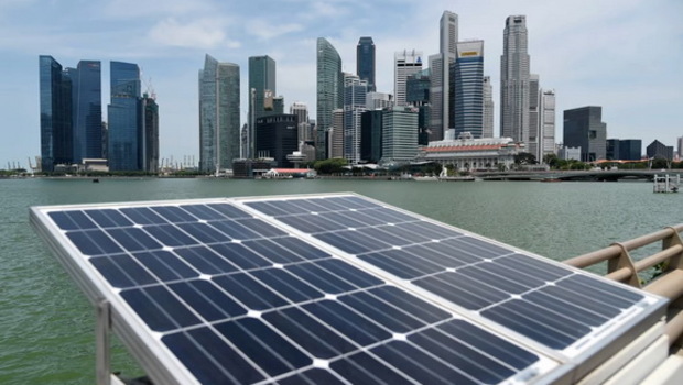 Panel surya yang digunakan untuk menyalakan lampu jalan ditempatkan di sepanjang teluk Marina yang menghadap ke gedung pencakar langit Singapura pada 26 April 2016. 