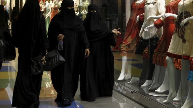 Wanita Saudi tengah berbelanja di Mal Al-Hayatt di Riyadh.