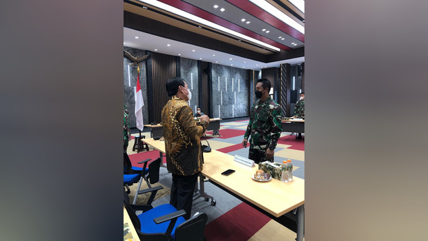 Kepala Staf TNI Angkatan Darat Jenderal TNI Andika Perkasa (kanan) menghampiri dan berbicara dengan ketua umum Dekopin Nurdin Halid sebelum acara pembukaan Rapat Anggota Tahun Buku 2020 Induk Koperasi Kartika di Jakarta, Rabu, 27 Oktober 2021.