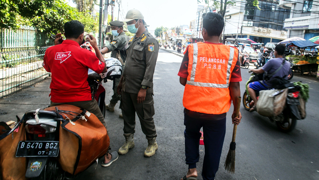 Petugas Satpol PP menggelar operasi yustisi penerapan protokol kesehatan kepada pengguna jalan, di kawasan Kebayoran Baru, Jakarta Selatan, Jumat, 29 Oktober 2021.