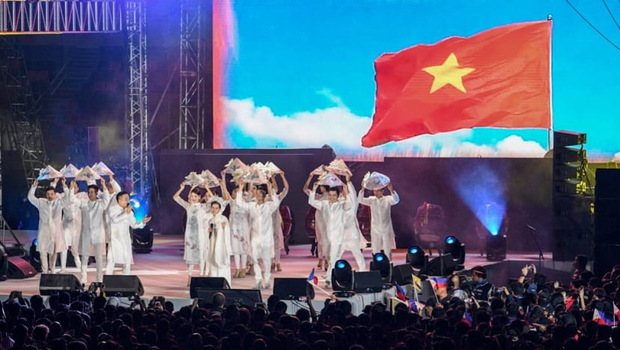 Penampil dari Vietnam berpartisipasi dalam upacara penutupan SEA Games 2019 di Stadion Atletik New Clark City di Capas, provinsi Tarlac, utara Manila, pada 11 Desember 2019.