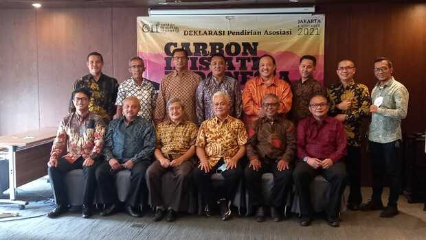 Ketua Umum Asosiasi Carbon Inisiatif Indonesia (CII), Audey Sjotjan (duduk ketiga dari kanan) bersama jajaran   pengurus Asosiasi Carbon Inisiatif Indonesia.