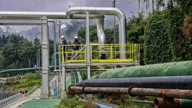 Pekerja melakukan pengecekan rutin PLTP (Pembangkit Listrik Tenaga Panas Bumi) Small Scale (10 MW) di Dusun Siterus, Desa Sikunang, Kecamatan Kejajar, Kabupaten Wonosobo, Jawa Tengah, Sabtu 6 November 2021.