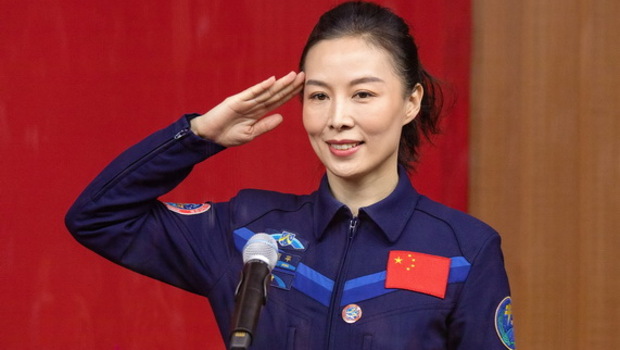 Astronaut Tiongkok, Wang Yaping, anggota kru kedua untuk stasiun ruang angkasa baru Tiongkok, memberi hormat saat pengarahan sehari sebelum peluncuran di Pusat Peluncuran Satelit Jiuquan di gurun Gobi, barat laut Tiongkok. 