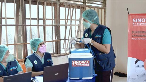 Pengembang vaksin Sinovac Biotech Ltd mempersembahkan sebuah video iklan layanan masyarakat untuk memperingati jasa pahlawan garda terdepan Covid-19 di Indonesia. 